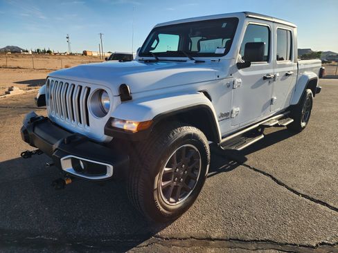 Used 2023 Jeep Gladiator Overland AWD/4WD image 3