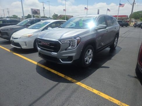 Used 2024 GMC Terrain SLE AWD/4WD image 3