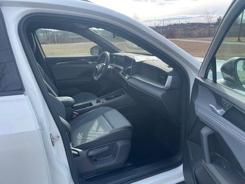 New 2025 Volkswagen Tiguan SE R-Line image 11