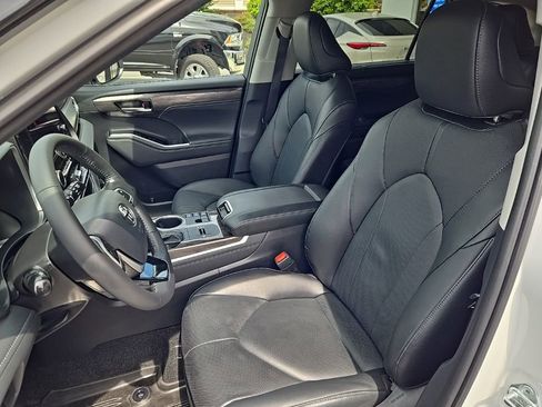 Used 2025 Toyota Highlander Limited AWD/4WD image 14