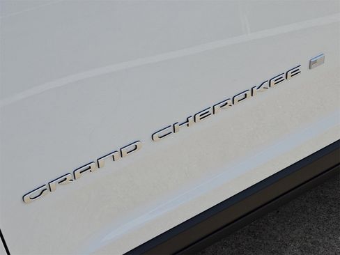 New 2025 Jeep Grand Cherokee L Limited w/ Trailer Tow Package image 11