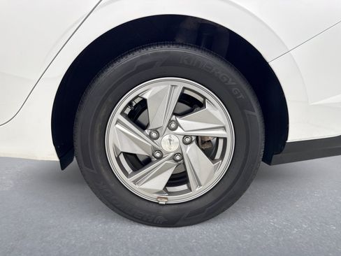 Used 2024 Hyundai Elantra SE FWD image 23