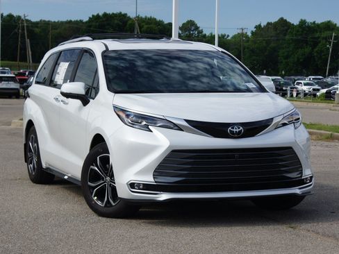 Used 2026 Toyota Sienna Platinum AWD/4WD image 8