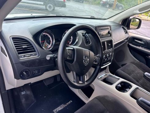 Used 2014 Dodge Grand Caravan SXT FWD image 17