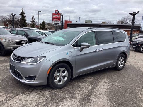 Used 2018 Chrysler Pacifica Touring Plus FWD image 6