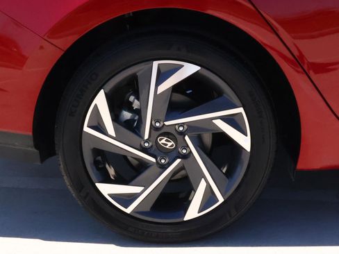 Used 2024 Hyundai Elantra SEL w/ Convenience Package image 8