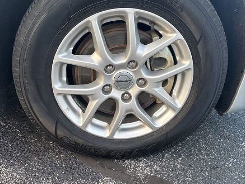 Used 2024 Chrysler Pacifica Touring-L image 9