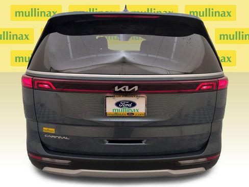 Used 2024 Kia Carnival EX FWD image 31