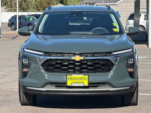 Used 2025 Chevrolet Trax LT FWD image 6