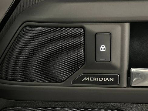 Used 2025 Land Rover Defender 110 S image 16