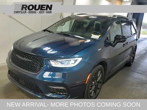 Used 2025 Chrysler Pacifica Limited FWD image 1
