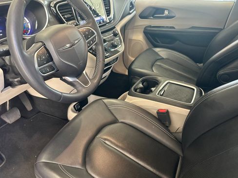 Used 2024 Chrysler Pacifica Limited FWD image 10