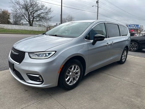 Used 2024 Chrysler Pacifica Touring-L image 5