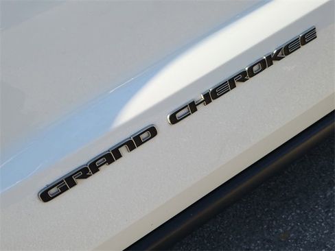 Used 2021 Jeep Grand Cherokee Limited image 32