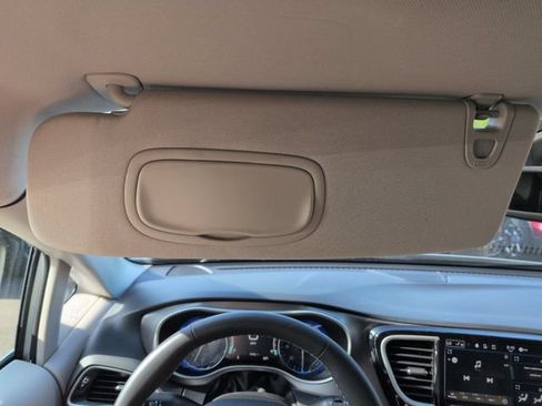 Used 2023 Chrysler Pacifica Touring-L FWD image 39