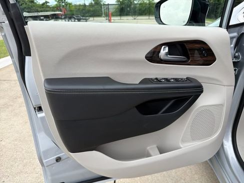 Used 2023 Chrysler Pacifica Limited FWD image 12