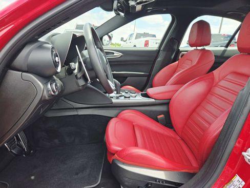 Used 2024 Alfa Romeo Giulia Veloce AWD/4WD image 13