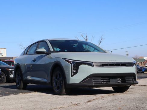 New 2025 Kia K4 LXS image 1