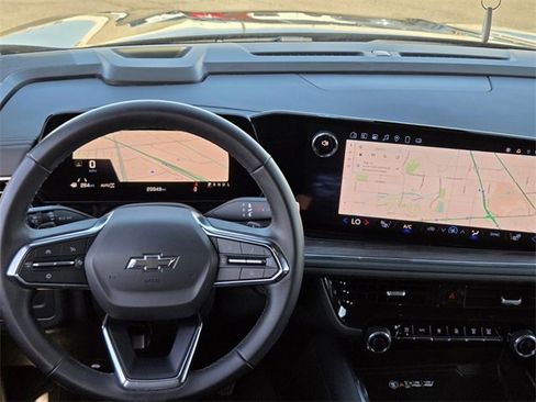 Used 2025 Chevrolet Suburban Z71 image 12