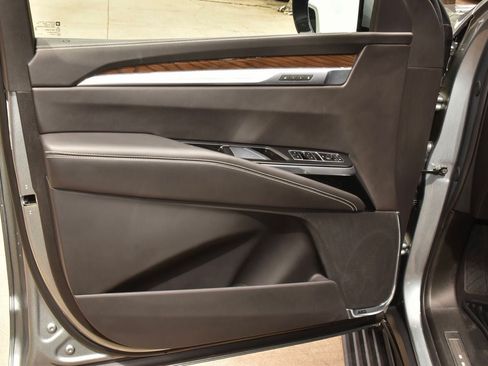 Used 2025 Cadillac Escalade ESV Premium Luxury Platinum AWD/4WD image 40