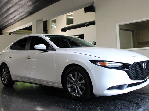Used 2020 MAZDA MAZDA3 Sedan FWD image 2