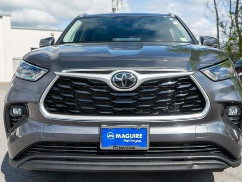 Used 2022 Toyota Highlander XLE AWD/4WD image 3