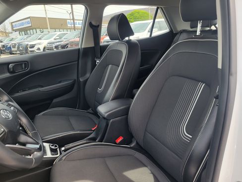 Used 2023 Hyundai Venue Limited FWD image 8