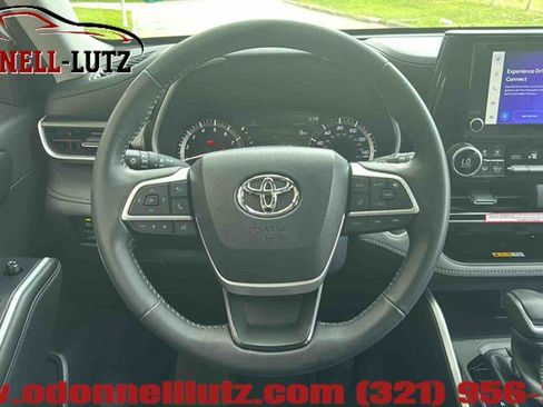 Used 2024 Toyota Highlander XLE FWD image 16