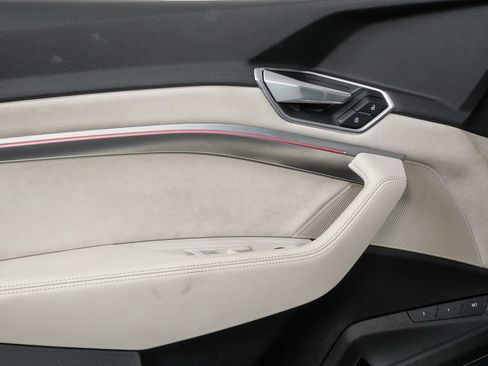 Used 2021 Audi e-tron Prestige w/ Prestige Package image 6