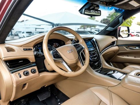 Used 2019 Cadillac Escalade Platinum image 2