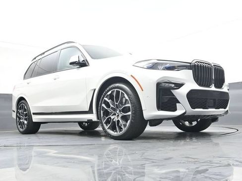 Used 2021 BMW X7 M50i w/ Dynamic Handling Package AWD/4WD image 29