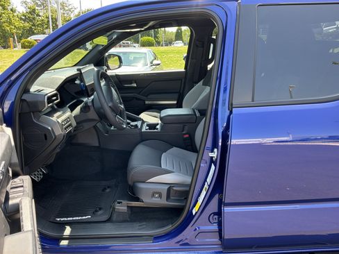 Used 2025 Toyota Tacoma TRD Sport AWD/4WD image 16