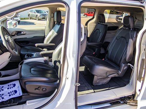 Used 2022 Chrysler Pacifica Touring-L image 23