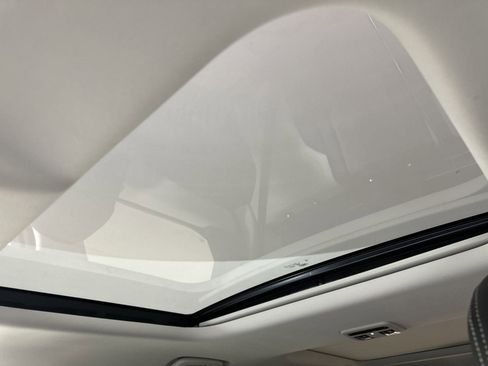 Used 2025 Land Rover Discovery S image 11