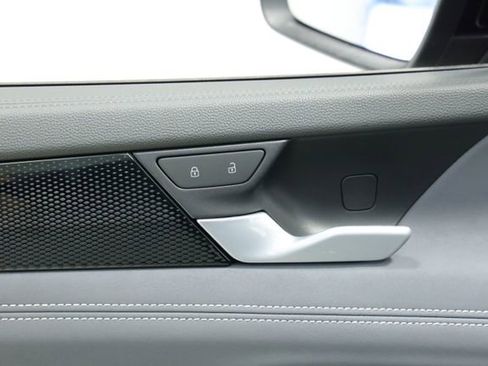 New 2026 Volkswagen Tiguan SE R-Line FWD image 28