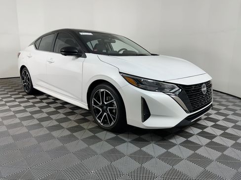 Used 2025 Nissan Sentra SR w/ SR Premium Package image 5