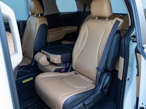 Used 2024 Kia Carnival LX image 14