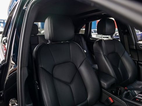 Certified 2025 Porsche Macan image 33