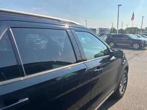 Used 2018 Ford Explorer XLT w/ Equipment Group 202A AWD/4WD image 10