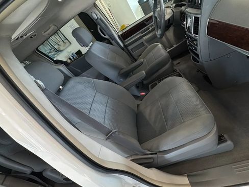 Used 2010 Chrysler Town & Country Touring FWD image 14