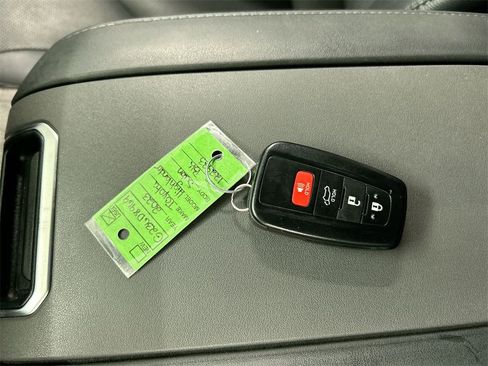 Used 2023 Toyota Highlander Limited image 12