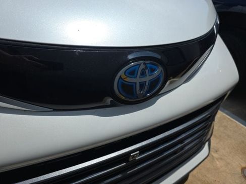 Used 2023 Toyota Sienna Platinum FWD image 9