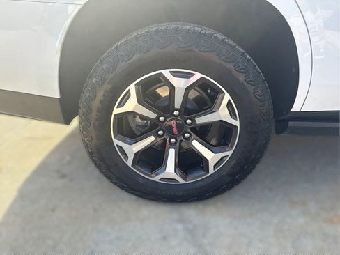 Used 2025 GMC Yukon AT4 Ultimate AWD/4WD image 16