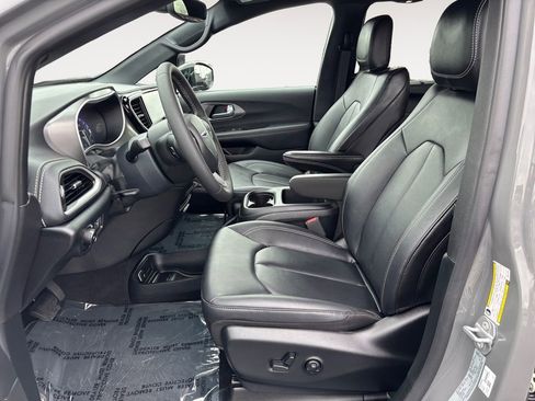Used 2025 Chrysler Pacifica Select image 16