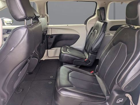 Used 2023 Chrysler Pacifica Touring-L FWD image 14