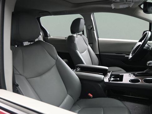 Certified 2023 Toyota Sienna XLE FWD image 37