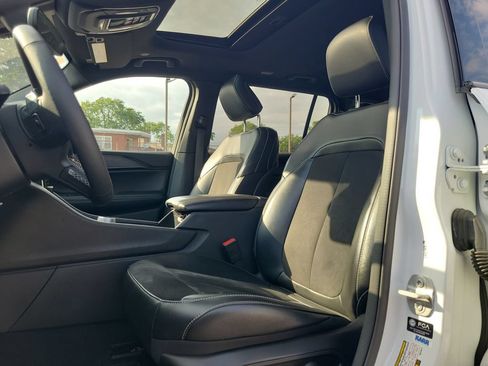 Used 2024 Jeep Grand Cherokee L Altitude AWD/4WD image 19
