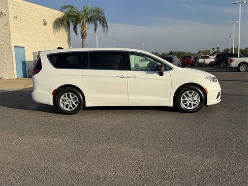 Used 2024 Chrysler Pacifica Touring-L image 2