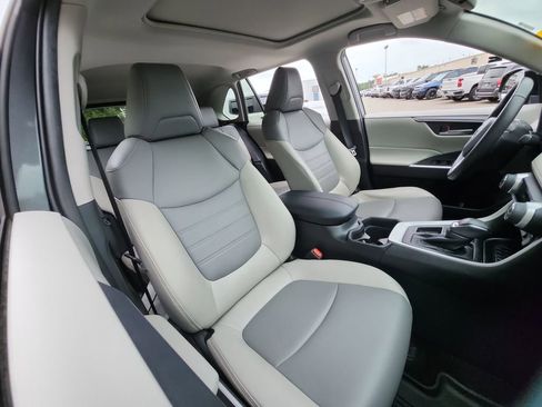 Used 2021 Toyota RAV4 XLE Premium image 32