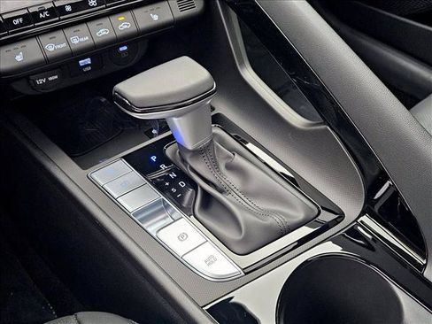 Certified 2025 Hyundai Elantra Limited FWD image 15